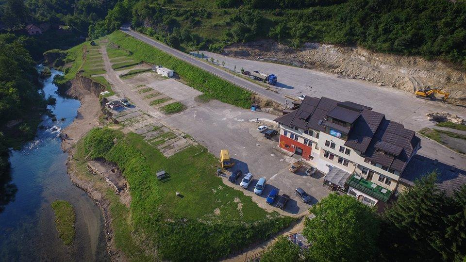 Sobe Sa Kupatilom Jajce Buitenkant foto